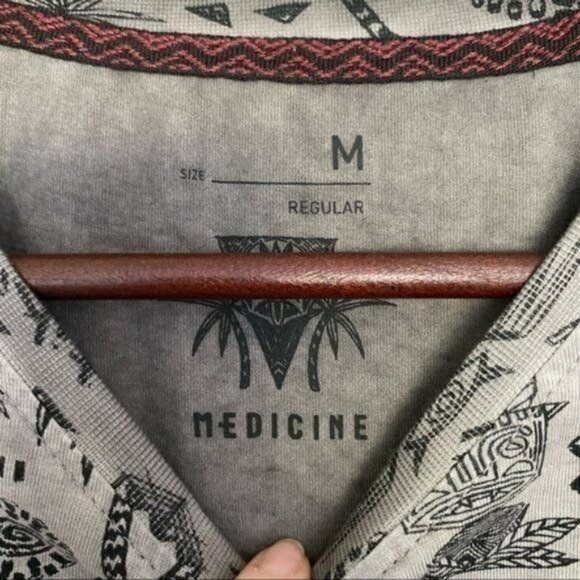 MEDICINE Mens Tribal Aztec print Ombré dyed Grey and black Cotton tee Sz M NWOT - Picture 6 of 13